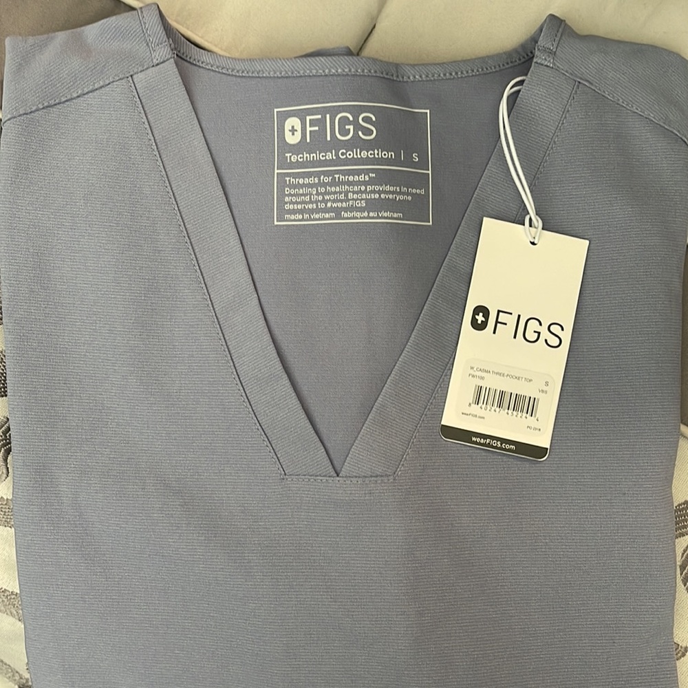 Brand new figs scrub top